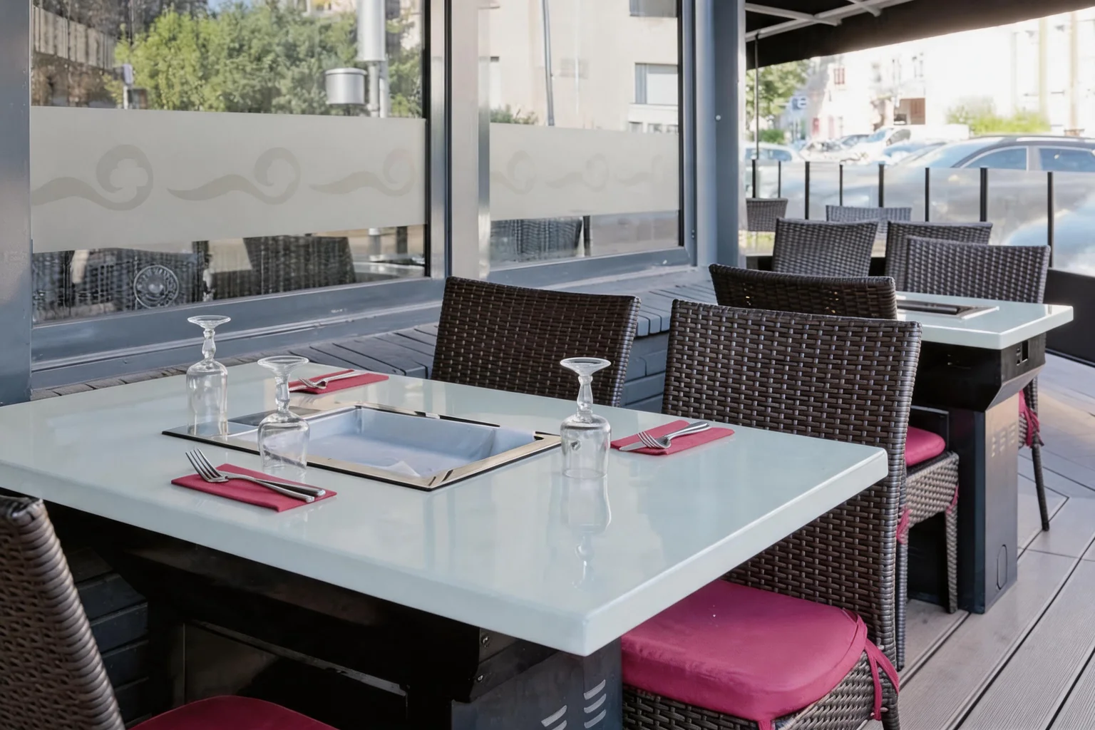Table blanche avec plaque encastrée, chaises tressées à coussins fuchsia